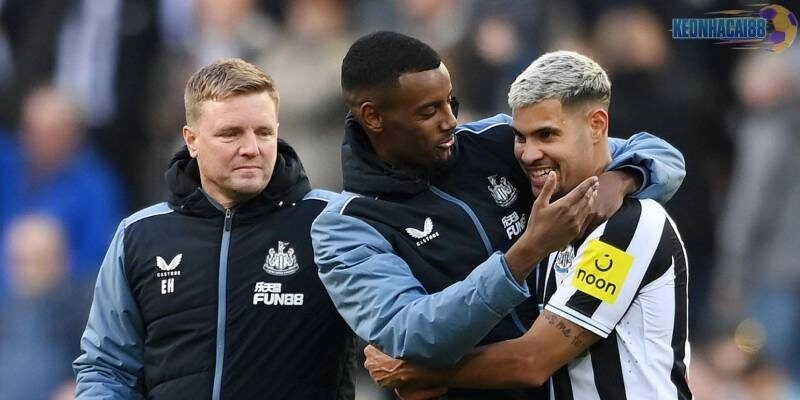 Alexander Isak (giữa) và Bruno Guimares (phải) là hai bản hợp đồng rất thành công của Newcastle thời Eddie Howe